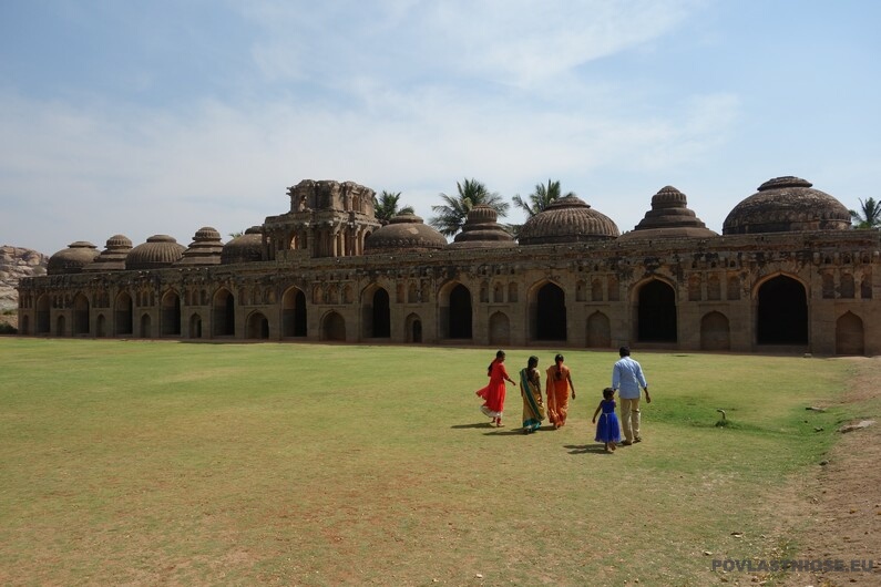 Indie Hampi Elephant stables